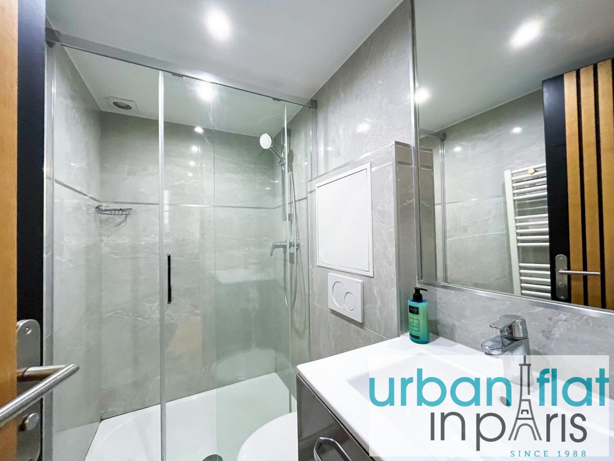 100 - Luxury 2 Bedroom - Beaubourg Marais * Parijs